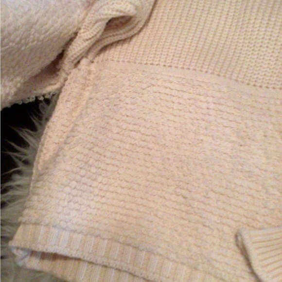 NEW! MINKPINK textured sweater - Picture 3 of 8
